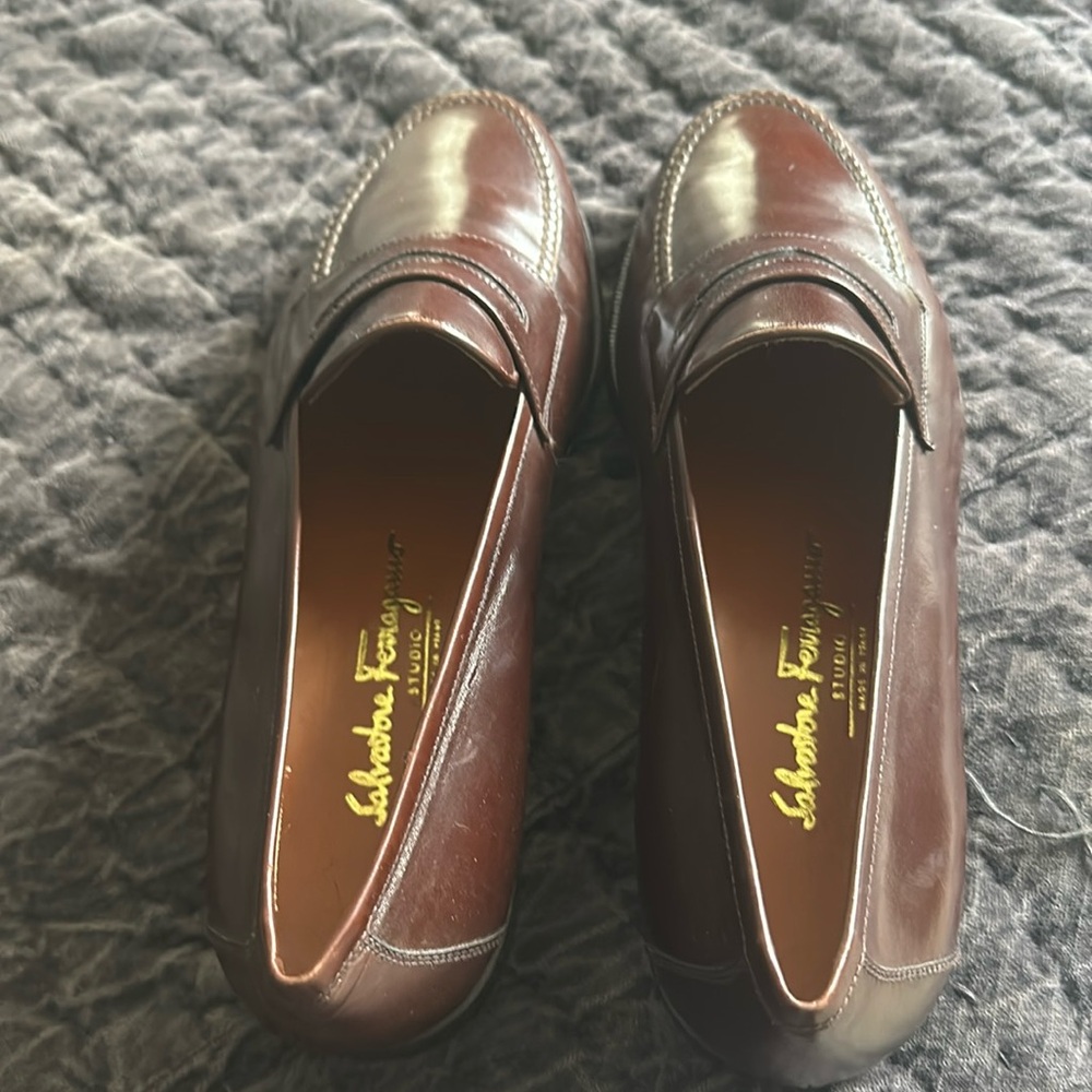 Salvatore FERRAGAMO shoes
Brand new
never worn-(no box)
Beautiful shoes-